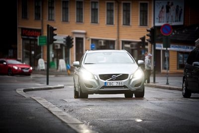 To forskere ved Kungliga Tekniska Högskolan (KTH) og en Volvokonstruktør har kommet opp med en idé om å lage dekk med selvutskytende pigger, men har ikke råd til å utvikle ideen selv. Nå deler de ideen med resten av verden i håp om at noen andre tar det videre. 