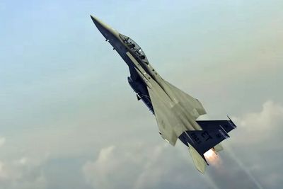 ALASA benytter F15E Strike Eagle kampfly til oppskyting av småsatellitter (skjermbilde fra DARPAs konseptvideo).  