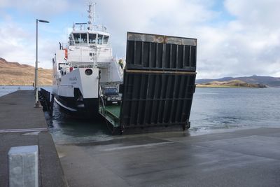 MV Hallaig ble satt i drift på tampen av 2013. Det var den første hybridfergen med en batteribank på 750 kWh og tre Volo Penta-motrer på 330 kW hver. 