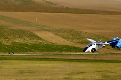 Aeromobils prototyp 3.0 har vært i lufta siden i fjor høst. Etter en skjermlanding 8. mai er flytestene nå satt midlertidig på vent. 