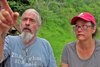 Anne og John Seay følte at de måtte flytte fra hjemmet sitt, midt i skiferboomen i West Virginia. 