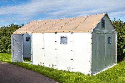 Disse flatpakkede husene skal huse flyktninger i flyktningeleire rundt om i verden. Her er huset satt opp i anledning Miniøya i Oslo. 