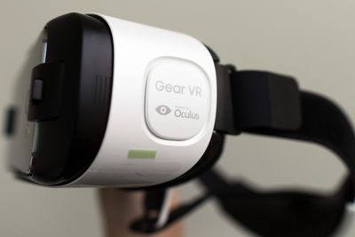Har du en Samsung S6 kan du dykke inn i en virtuell verden for et par tusenlapper med Gear VR Innovator Edition for S6. Foto: Eirik Urke.