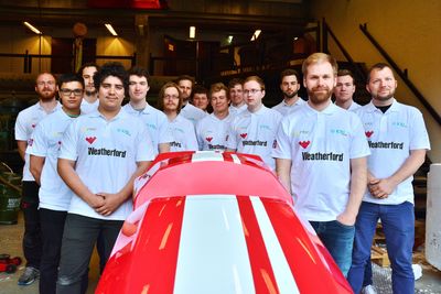 20 ingeniørstudenter ved Universitetet i Stavanger skriver bacheloroppgave om en racerbil de selv har vært med på å planlegge, designe og bygge. De mener selv de får mer igjen for det, enn å skrive en tradisjonell, teoretisk oppgave. 