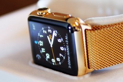 Slik ser en gullbelagt, vanlig, Apple watch ut etter behandlingen.