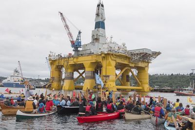 Søndag demonstrerte folk i kajakker og kanoer ved Seattle mot Shells planer om å bore etter olje i Arktis.