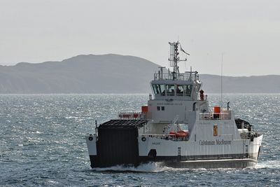 På tur: MV Halliag trafikkerer ruten Sconser og Raasay og tar 150 passasjerer og 23 biler. Det diesel-elektriske framdriftssystemet med batteribank bidrar til reduserte utslipp og drivstofforbruk med opp mot 38 prosent. 