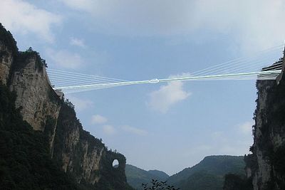 Det vil være mulig å hoppe i strikk ned fra den 300 meter høye glassbrua i nasjonalparken Zhangjiajie i Kina.