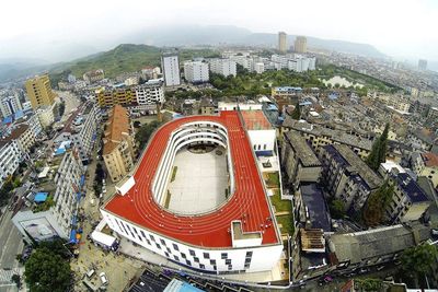 Det ligger store muligheter i utnyttelsen av tak, ifølge arkitekt Vathrine Vigander. Her er taket på en barneskole i Kina tatt i bruk til trening. 