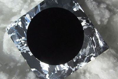 Svart silisium er svart for det blotte øyet, men slike solceller ha ren overflate dekket av pigger og kratere.