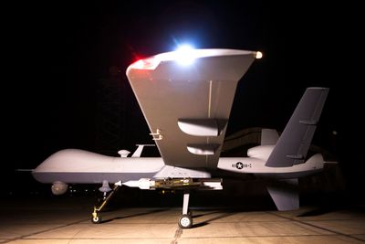 En MQ-9 Reaper-drone på en base i Afghanistan. En rekke forskere tar nå til orde for å forby autonome våpen, men presiserer at fjernstyrte droner fortsatt skal være tillatt. 