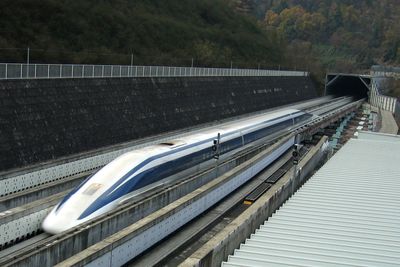 Et maglev-tog i testkjøring på Yamanashi-testbanen oppnådde torsdag en hastighet på 590 kilometer i timen. Neste uke skal selskapet prøve å nå 600 kilometer i timen. 