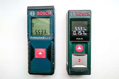 Dreper tommestokken: Den profesjonelle blå og den konsumentvennlige grønne lasermåleren fra Bosch skal konkurrrere tommestokken ut av lomma til folk.  