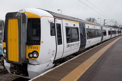 Denne uken kjørte et eltog uten kjøreledninger mellom to stasjoner i England med passasjerer for første gang.Foto: Network Rail