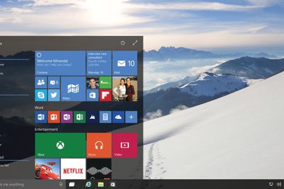 Start-menyen er tilbake i Windows 10, og kan både brukes som dette og utvides til fullskjerm om du bruker en touch-enhet. Legg også merke til den nye assistenten Cortana, som har fått plass mellom startknappen og programknappene nederst til venstre.
