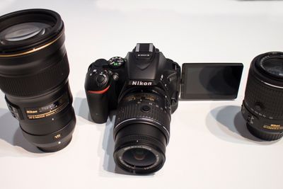 Til mobilbrukerne: Nikon vil friste folk som tar bildene med mobiltelefonen med noe bedre. Nye D5500 og de nye objektivene er mindre og bedre enn noen gang. 