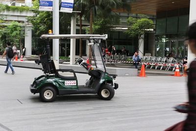 Forskere i Singapore at folk lar bilen stå, og i stedet bestiller en førerløs biltaxi. Her blir bilen testet ut på National University of Singapore. 