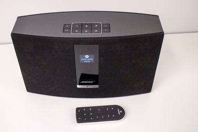 Velutstyrt: Bose SoundTouch 20 kan mye mer enn å spille fra Spotify Connect. Den kan også strømme fra Deezer, den har internettradio, AirPlay og den kan spille fra en enhet som kobles til med AUX. Høyttaleren kommer også med fjernkontroll, selv om Bose sin kontrollapp også gjøre jobben utmerket. 