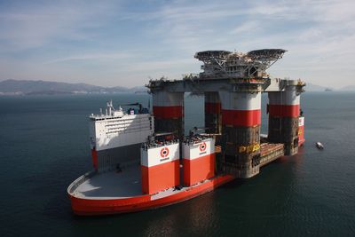 Nederlandske Boskalis vurderer å bygge et transportskip som er enda større enn dette. Her Dockwise Vanguard fotografert under jomfruturen med Chevrons Jack & St. Malo.