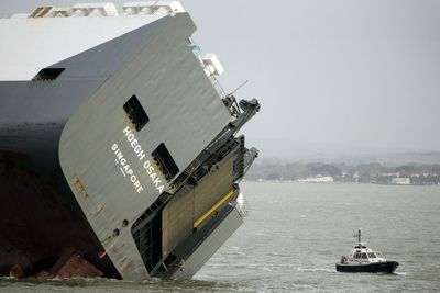 Tidevannet på vei opp onsdag ettermiddag. Svitzer fikk tettet et hull i skipssiden før slepet til Spitbank. 