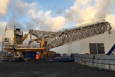 Gangbrua under testing på Karmøy. Den er konstruert slik at ikke all vekt legges på tuppen som ligger på plattformen boligskipet skal serve. 