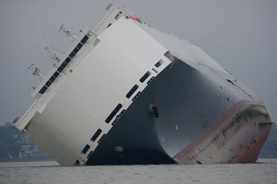 Höegh Osaka ligger på sandbanken Bramble Bank ved Southampton etter at los og kaptein så det som tryggest å sette den på grunn på grunn av slagside. 