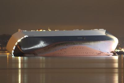 Höegh Osaka på Bramble Bank ved Solent, innseilingen til Southampton. Skipet ble onsdag buksert tre kilometer østover for å være mindre til hinder for skipstrafikk. 