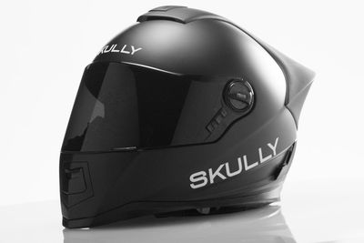 Denne hjelmen er spekket med teknologi og kan nå bestilles i USA til den nette sum av 1399 dollar, eller drøyt 10.000 kroner.