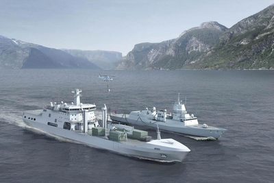 Illustrasjon av det kommende logistikkfartøyet KNM Maud sammen med en fregatt i Fridtjof Nansen-klassen og et NH90-helikopter. 