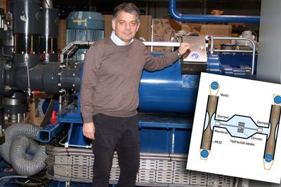 Andreas Børre Larsen, teknisk direktør hos Ing. Per GjerdrumForan en prototyp av en subsea fortrengerpumpe som skal regulere søylen av mud i borehull. 