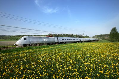 SJs planer om å kjøre hurtigtoget X 2000 mellom Oslo og Stockholm vil redusere reisetiden mellom de to byene med rundt halvannen time. 