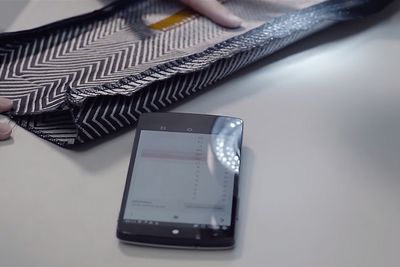 Google ønsker at alt som blir laget av tekstiler, som klær, bilseter og sko, skal kunne kommunisere med elektronikk. Arbeidet er allerede i gang. Google har utviklet prototyper som fungerer på over 12 stofftyper.  