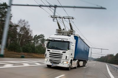På testanlegget utenfor Berlin har Scania og Siemens de siste par årene testet ut det som kan være framtiden for veitransport. eHighway-konseptet skal nå settes i drift på offentlig vei i Sverige. 