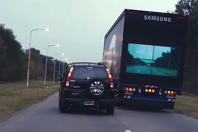 Samsungs "Safety Truck" har kamera montert foran og skjermer bakpå. 