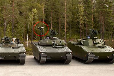 Den nye oppklaringsvogna i midten, med Vingtaqs II ringet rundt, og den nye stridsledelsesvogna til høyre. Til venstre er ei multivogn. 