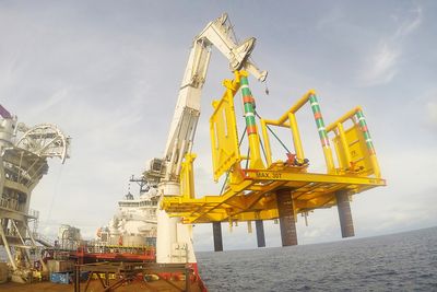 Aasta Hansteen-prosjektet i Norskehavet har satt ny dybderekord etter Emas AMCs subseainstallasjon på 1200 meters dyp. 