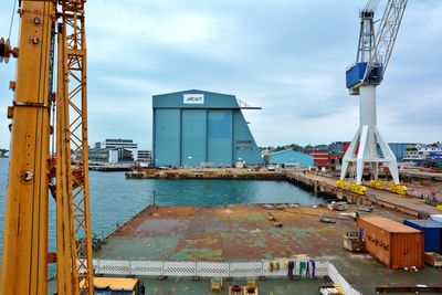 Aibel er blitt saksøkt av flere ingeniører etter oppsigelser de siste to årene. De fleste har endt med forlik, men mandag starter den første rettsaken. 