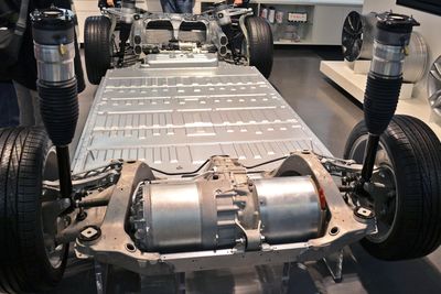 Selv om virkningsgraden i motoren til elbiler er høy, fører temperatur, endringer i turtall, inverter og batteri til at den totale virkningsgraden blir langt lavere. Her illustrert med en Tesla Model S.