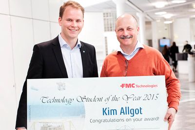 Bildetekst: Foto: Kim Allgot er den heldige vinneren av Årets Teknologistudent 2015. Her sammen med Brede Thorkildsen, sjefsingeniør i teknologiavdelingen hos FMC Technologies. © Stine Østby