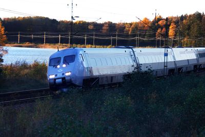 Svenske SJ får likevel kjøre sine X 2000-tog mellom Stockholm og Oslo fra 9. august som planlagt. 