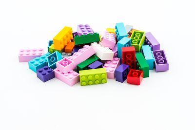 I fjor ble det produsert 60 milliarder Lego-klosser. Nå satser Lego en milliard kroner på å finne enda mer bærekraftige materialer.