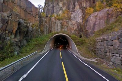 Dette er søndre portal i Logatunnelen på E39 nord for Flekkefjord. De som vil ha ansvar for drift og vedlikehold av den og 27 andre tunneler i Vest-Agder, må gi anbud innen 18. februar. (Foto: Google)