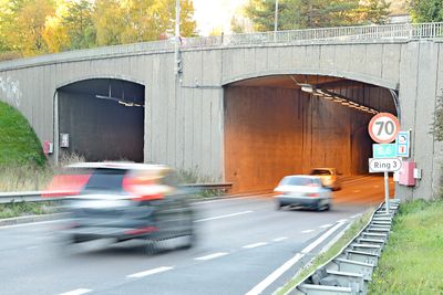 Dette er nordre portal i Brynstunnelen. Lange køer kan ventes på Ring 3/E6 når et løp stenges neste år. (Foto: Anders Haakonsen)