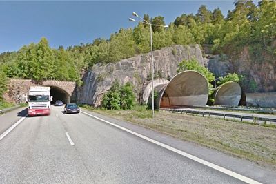 Bildet viser de vestre portalene til Fosskolltunnelen. AF Gruppen oppgradere tunnelen for 157,12 millioner kroner. (Foto: Google)