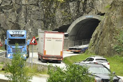 Riksveg 7 gjennom den ville Måbødalen i Eidfjord er en av strekningene som inngår i driftskontrakten. Bildet viser vestre portal til den 1 893 meter lange Måbøtunnelen. (Foto: Anders Haakonsen)