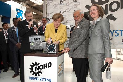 Angela Merkel og den indiske regjeringssjefen Narendra Modi besøkte Nord Drivessystems for å markere jubileet under Hannovermessen 2015.