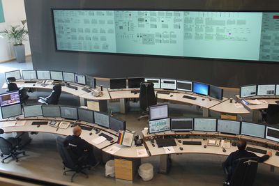 Da prosjektet startet var det 15 kontrollrom i Borregaards fabrikker. Med  kun en moderne operasjonssentral ville antall alarmer vært uhåndterlig for de fire operatørene som skal betjene fabrikkene når alt er ferdig.
