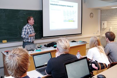 Agnar Sæland, Pepperl & Fuchs, holder forelesning på Høgskolen i Telemark.