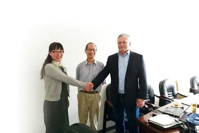 Fra venstre: Professor Jinghui­ Yang fra SSPU, professor Kesheng Wang fra NTNU og daglig Jan Erik Evanger fra APX systems AS.
