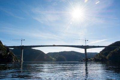 Sandsfjordbrua er bygd som fire fritt-fram-bygg, to på hver akse.